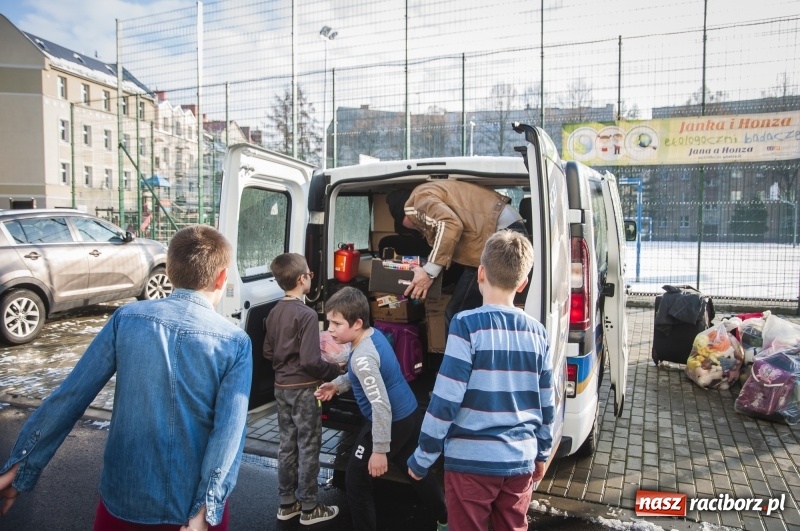 Zdjęcie w galerii na portalu naszraciborz.pl: Mini konwój darów serca pojechał do szkoły w Rumunii wiadomości z regionu