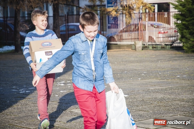 Zdjęcie w galerii na portalu naszraciborz.pl: Mini konwój darów serca pojechał do szkoły w Rumunii wiadomości z regionu