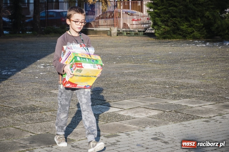 Zdjęcie w galerii na portalu naszraciborz.pl: Mini konwój darów serca pojechał do szkoły w Rumunii wiadomości z regionu