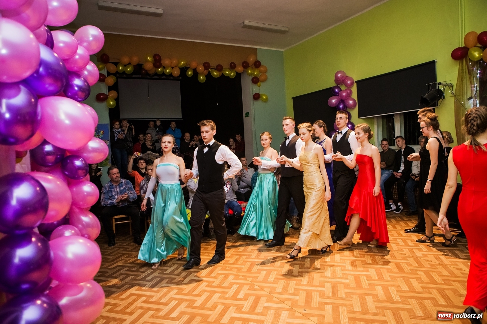 Zdjęcie w galerii na portalu naszraciborz.pl: Andrzejkowy zawrót głowy w Młodzieżowym Domu Kultury wiadomości z regionu