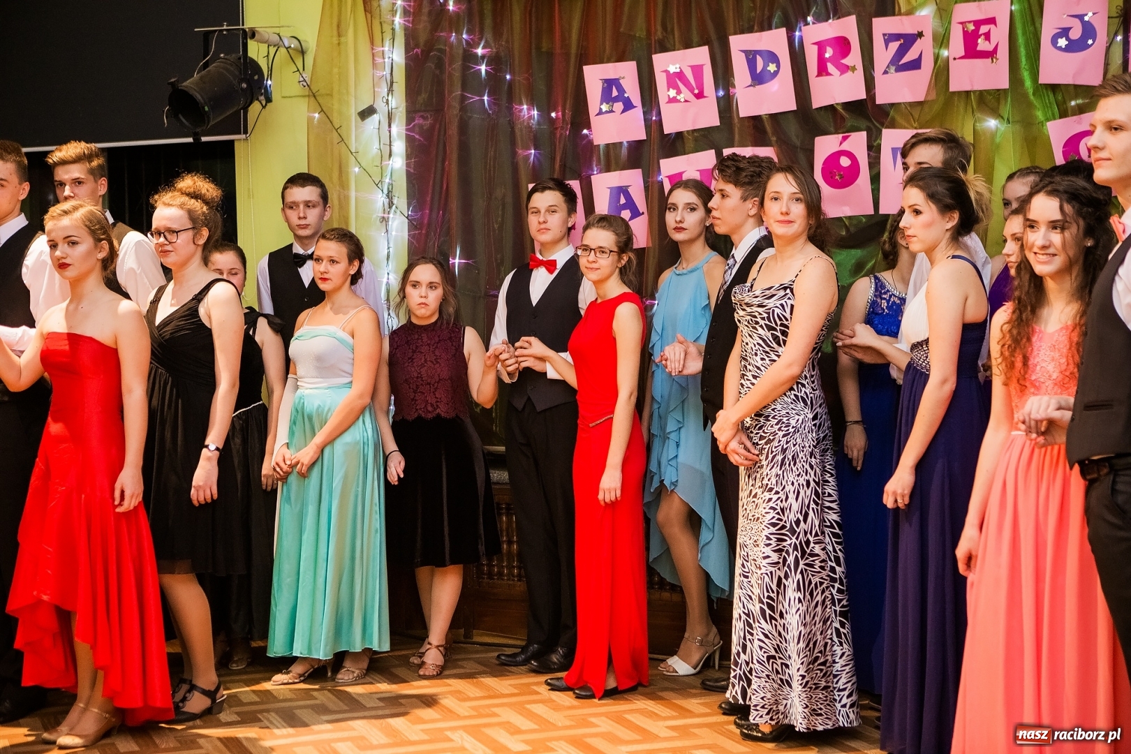 Zdjęcie w galerii na portalu naszraciborz.pl: Andrzejkowy zawrót głowy w Młodzieżowym Domu Kultury wiadomości z regionu