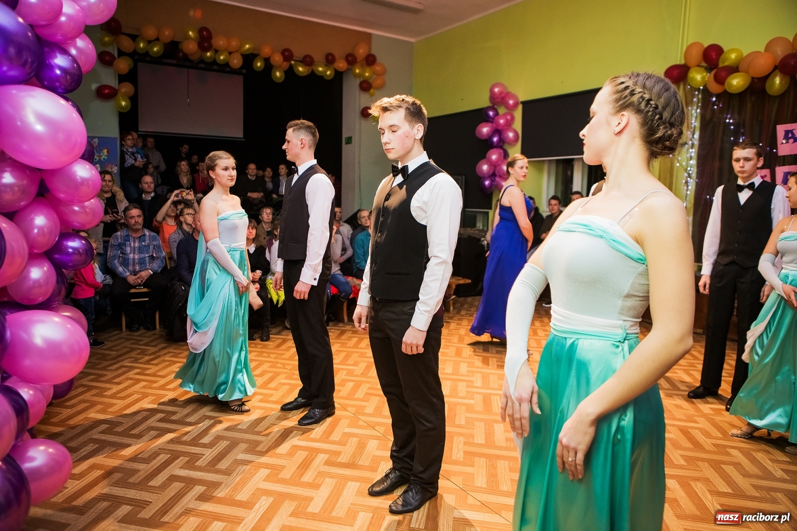 Zdjęcie w galerii na portalu naszraciborz.pl: Andrzejkowy zawrót głowy w Młodzieżowym Domu Kultury wiadomości z regionu