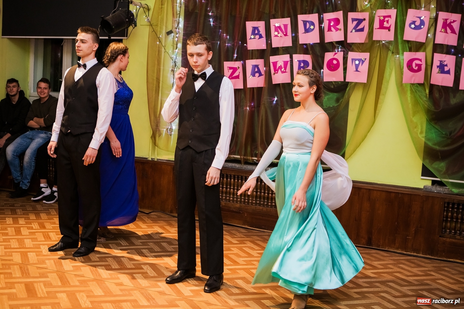 Zdjęcie w galerii na portalu naszraciborz.pl: Andrzejkowy zawrót głowy w Młodzieżowym Domu Kultury wiadomości z regionu