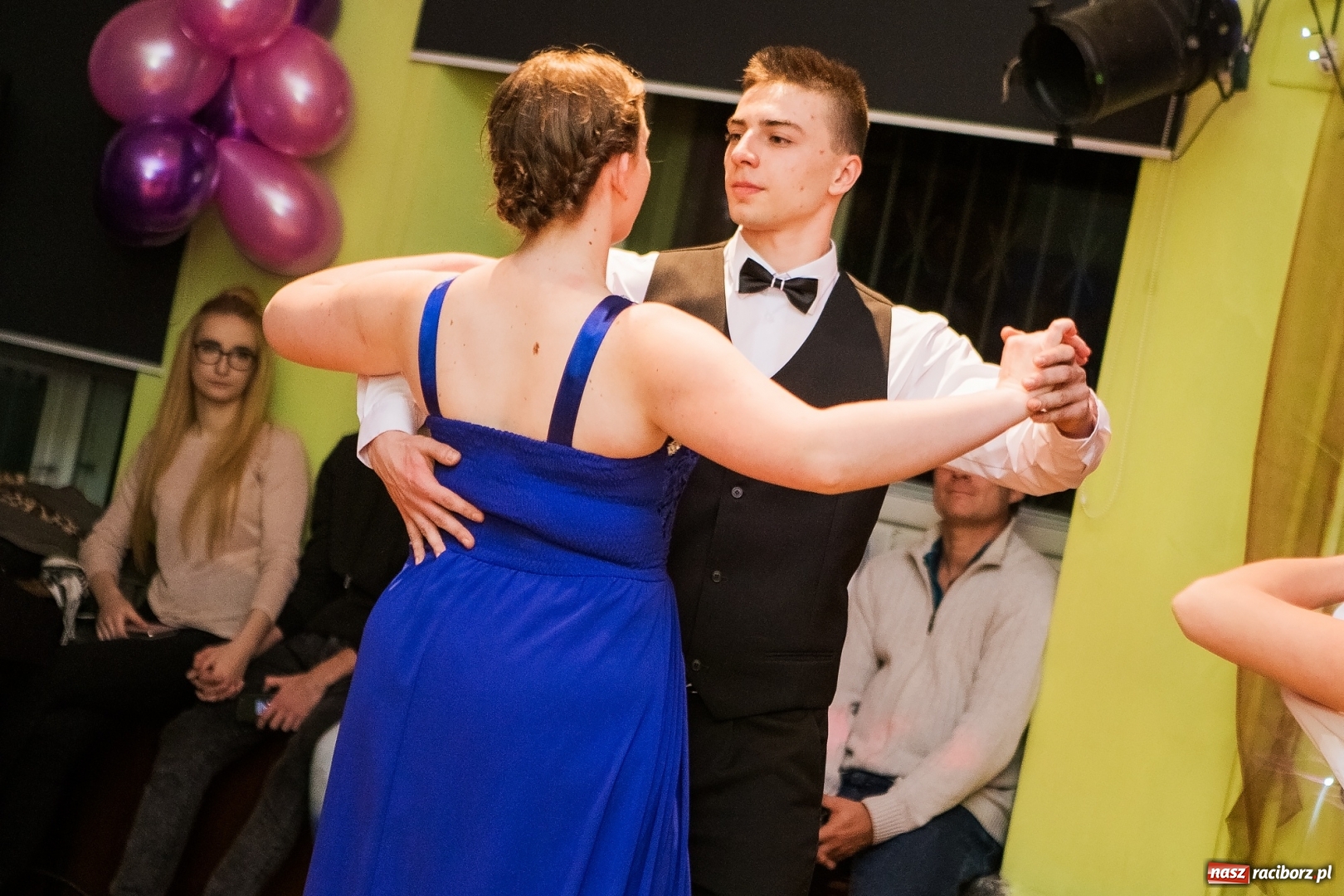 Zdjęcie w galerii na portalu naszraciborz.pl: Andrzejkowy zawrót głowy w Młodzieżowym Domu Kultury wiadomości z regionu