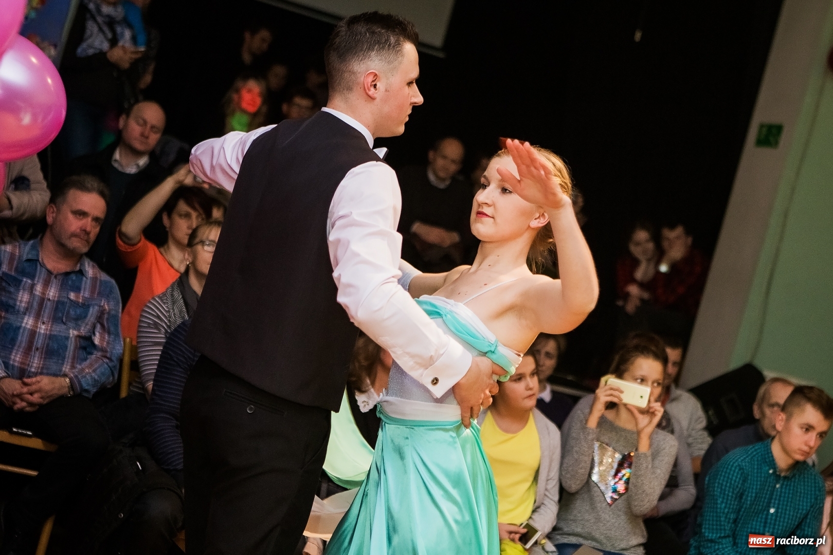 Zdjęcie w galerii na portalu naszraciborz.pl: Andrzejkowy zawrót głowy w Młodzieżowym Domu Kultury wiadomości z regionu