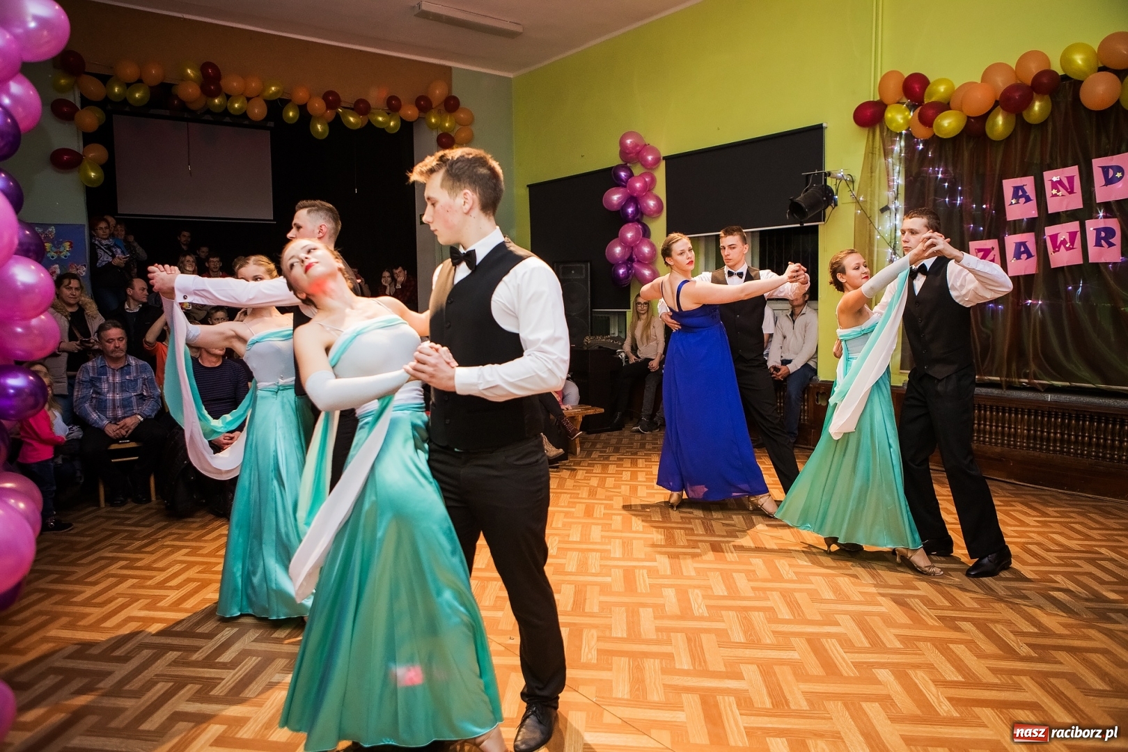 Zdjęcie w galerii na portalu naszraciborz.pl: Andrzejkowy zawrót głowy w Młodzieżowym Domu Kultury wiadomości z regionu