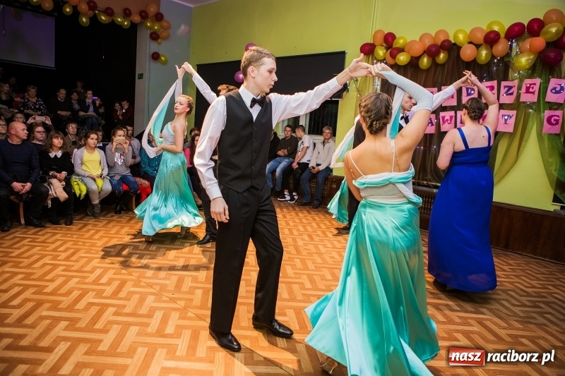 Zdjęcie w galerii na portalu naszraciborz.pl: Andrzejkowy zawrót głowy w Młodzieżowym Domu Kultury wiadomości z regionu