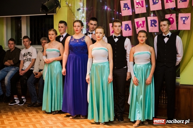 Zdjęcie w galerii na portalu naszraciborz.pl: Andrzejkowy zawrót głowy w Młodzieżowym Domu Kultury wiadomości z regionu