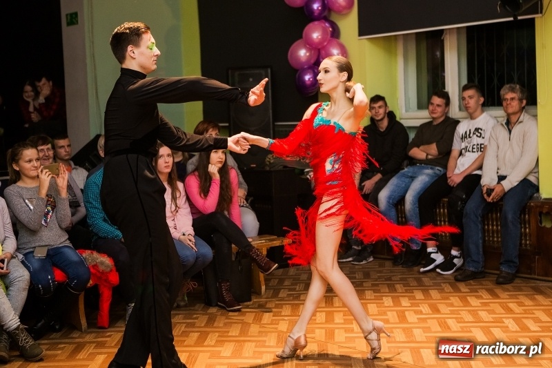 Zdjęcie w galerii na portalu naszraciborz.pl: Andrzejkowy zawrót głowy w Młodzieżowym Domu Kultury wiadomości z regionu