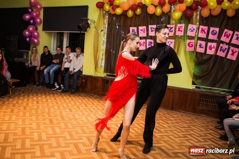 Zdjęcie w galerii na portalu naszraciborz.pl: Andrzejkowy zawrót głowy w Młodzieżowym Domu Kultury wiadomości z regionu