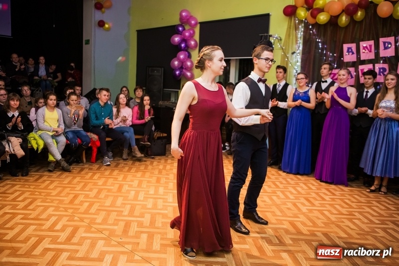 Zdjęcie w galerii na portalu naszraciborz.pl: Andrzejkowy zawrót głowy w Młodzieżowym Domu Kultury wiadomości z regionu