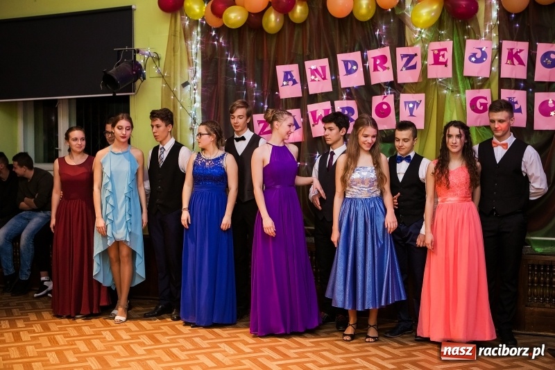 Zdjęcie w galerii na portalu naszraciborz.pl: Andrzejkowy zawrót głowy w Młodzieżowym Domu Kultury wiadomości z regionu