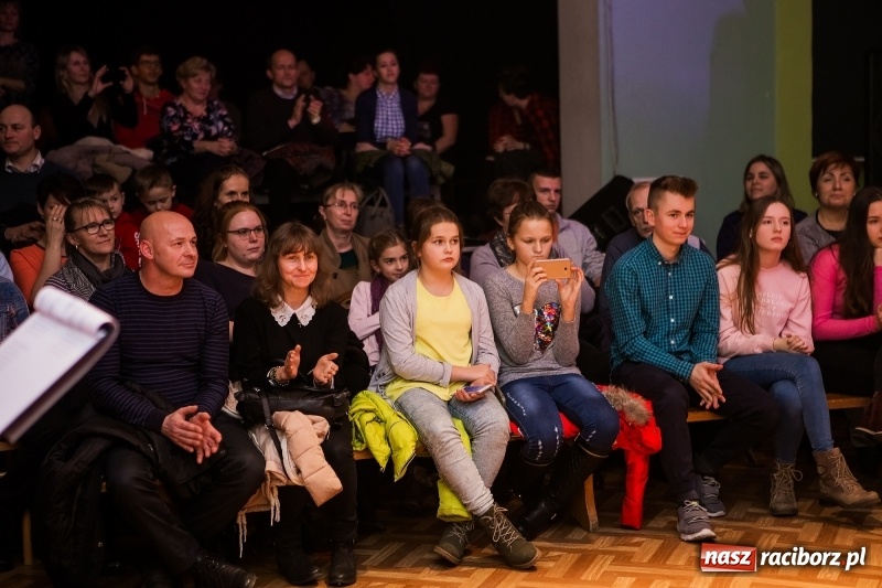 Zdjęcie w galerii na portalu naszraciborz.pl: Andrzejkowy zawrót głowy w Młodzieżowym Domu Kultury wiadomości z regionu