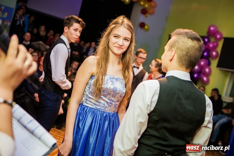 Zdjęcie w galerii na portalu naszraciborz.pl: Andrzejkowy zawrót głowy w Młodzieżowym Domu Kultury wiadomości z regionu