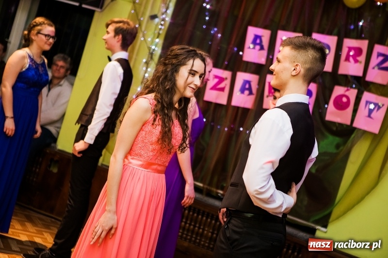 Zdjęcie w galerii na portalu naszraciborz.pl: Andrzejkowy zawrót głowy w Młodzieżowym Domu Kultury wiadomości z regionu