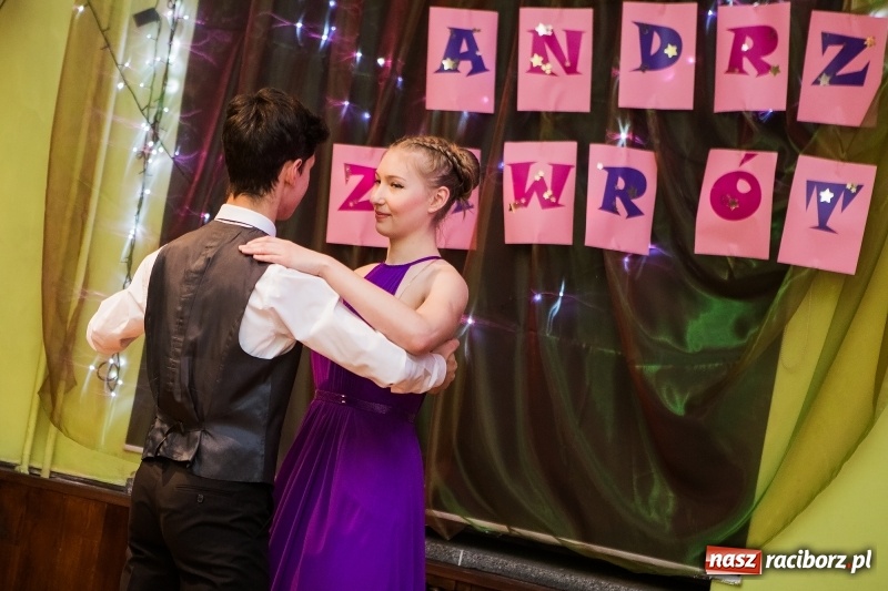 Zdjęcie w galerii na portalu naszraciborz.pl: Andrzejkowy zawrót głowy w Młodzieżowym Domu Kultury wiadomości z regionu