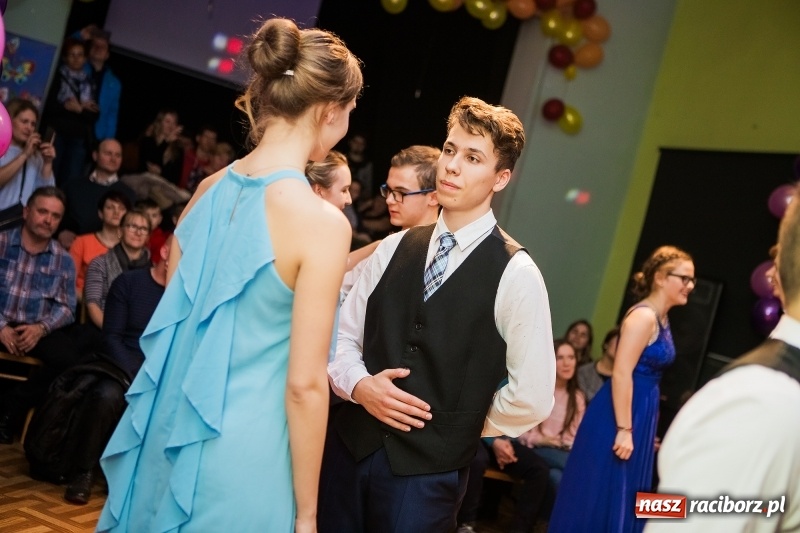 Zdjęcie w galerii na portalu naszraciborz.pl: Andrzejkowy zawrót głowy w Młodzieżowym Domu Kultury wiadomości z regionu