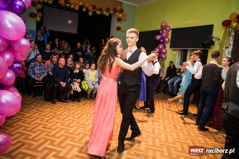 Zdjęcie w galerii na portalu naszraciborz.pl: Andrzejkowy zawrót głowy w Młodzieżowym Domu Kultury wiadomości z regionu