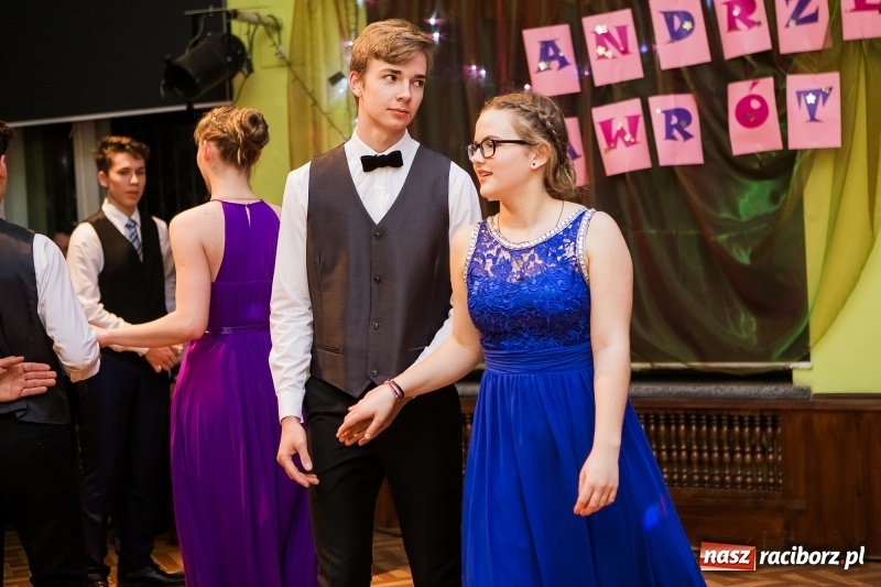 Zdjęcie w galerii na portalu naszraciborz.pl: Andrzejkowy zawrót głowy w Młodzieżowym Domu Kultury wiadomości z regionu