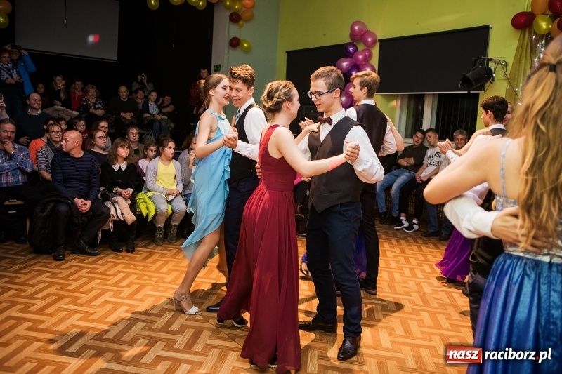 Zdjęcie w galerii na portalu naszraciborz.pl: Andrzejkowy zawrót głowy w Młodzieżowym Domu Kultury wiadomości z regionu