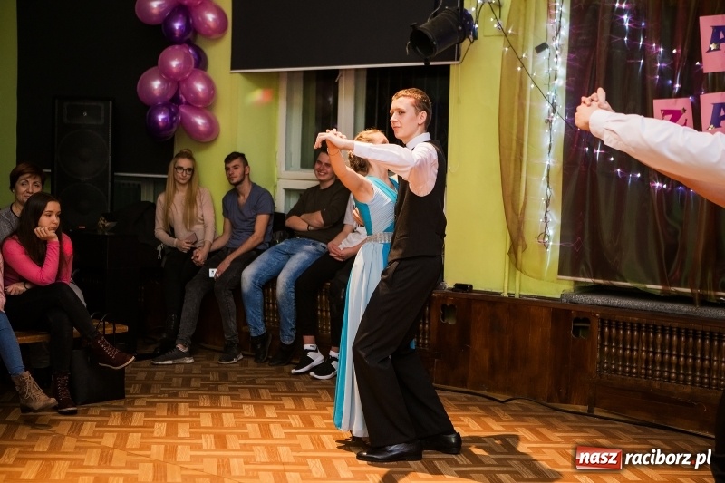 Zdjęcie w galerii na portalu naszraciborz.pl: Andrzejkowy zawrót głowy w Młodzieżowym Domu Kultury wiadomości z regionu