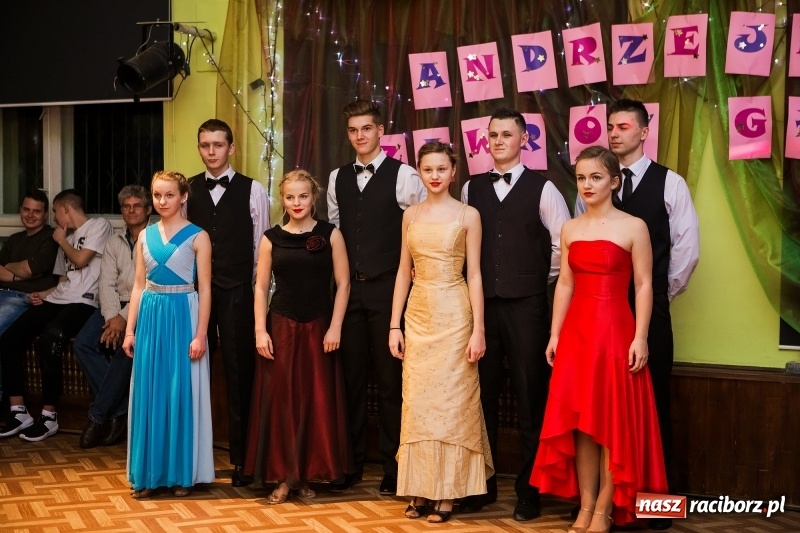 Zdjęcie w galerii na portalu naszraciborz.pl: Andrzejkowy zawrót głowy w Młodzieżowym Domu Kultury wiadomości z regionu