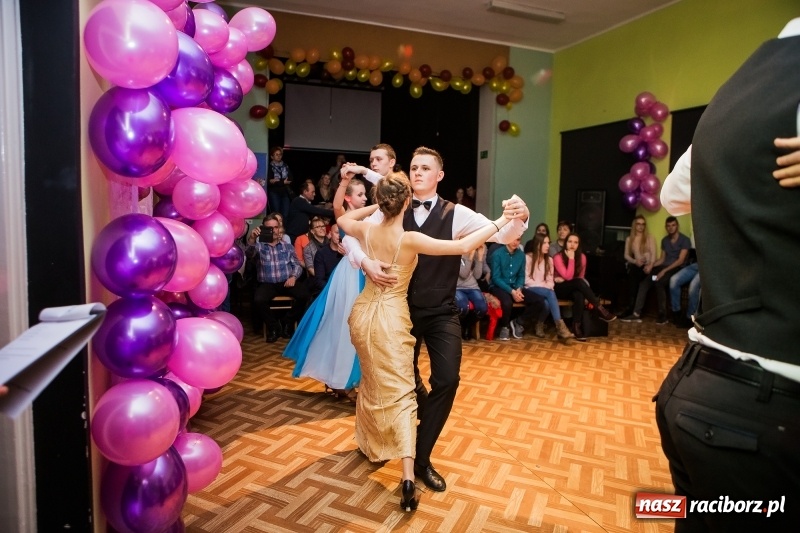 Zdjęcie w galerii na portalu naszraciborz.pl: Andrzejkowy zawrót głowy w Młodzieżowym Domu Kultury wiadomości z regionu