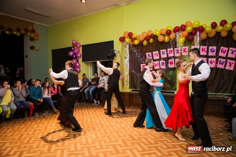 Zdjęcie w galerii na portalu naszraciborz.pl: Andrzejkowy zawrót głowy w Młodzieżowym Domu Kultury wiadomości z regionu