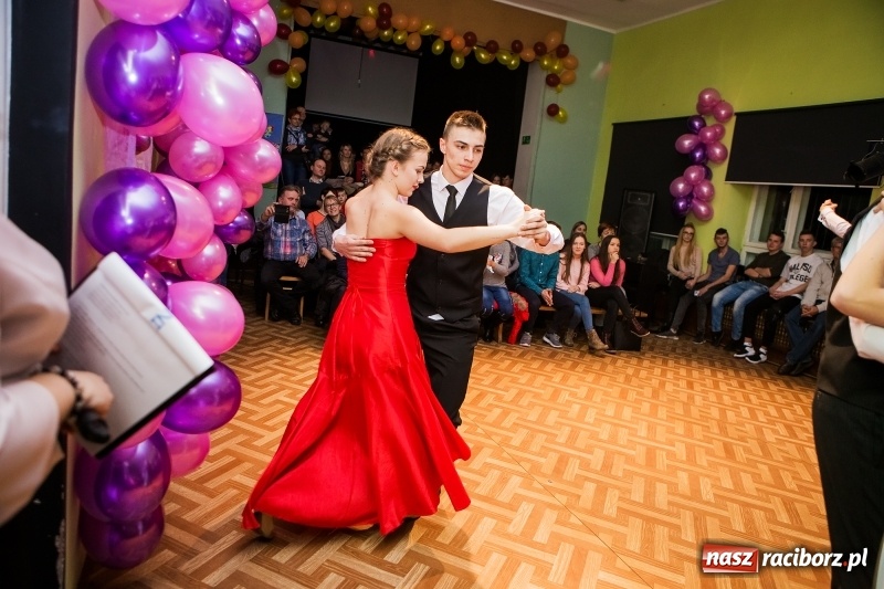 Zdjęcie w galerii na portalu naszraciborz.pl: Andrzejkowy zawrót głowy w Młodzieżowym Domu Kultury wiadomości z regionu