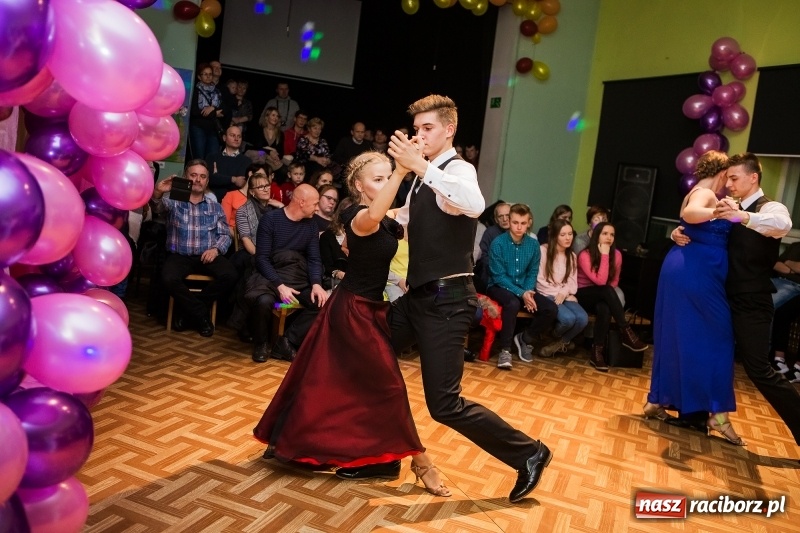 Zdjęcie w galerii na portalu naszraciborz.pl: Andrzejkowy zawrót głowy w Młodzieżowym Domu Kultury wiadomości z regionu