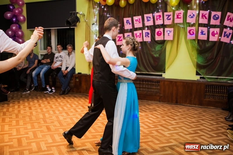 Zdjęcie w galerii na portalu naszraciborz.pl: Andrzejkowy zawrót głowy w Młodzieżowym Domu Kultury wiadomości z regionu