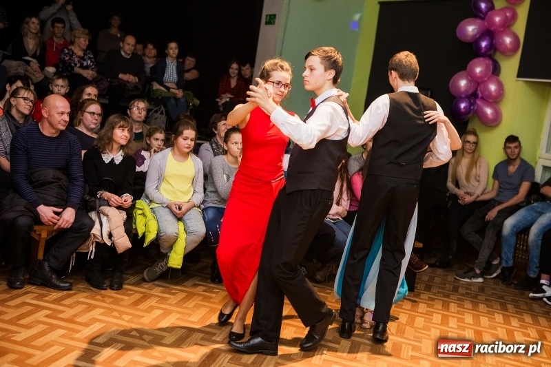 Zdjęcie w galerii na portalu naszraciborz.pl: Andrzejkowy zawrót głowy w Młodzieżowym Domu Kultury wiadomości z regionu