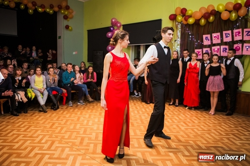 Zdjęcie w galerii na portalu naszraciborz.pl: Andrzejkowy zawrót głowy w Młodzieżowym Domu Kultury wiadomości z regionu