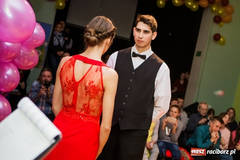 Zdjęcie w galerii na portalu naszraciborz.pl: Andrzejkowy zawrót głowy w Młodzieżowym Domu Kultury wiadomości z regionu