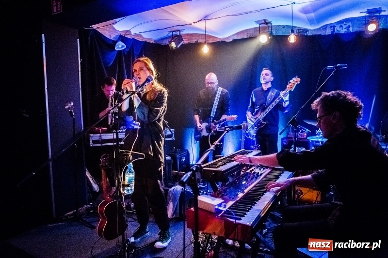 Zdjęcie w galerii na portalu naszraciborz.pl: Koncert zespołu Mikromusic na Końcu Świata wiadomości z regionu