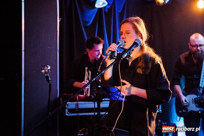 Zdjęcie w galerii na portalu naszraciborz.pl: Koncert zespołu Mikromusic na Końcu Świata wiadomości z regionu