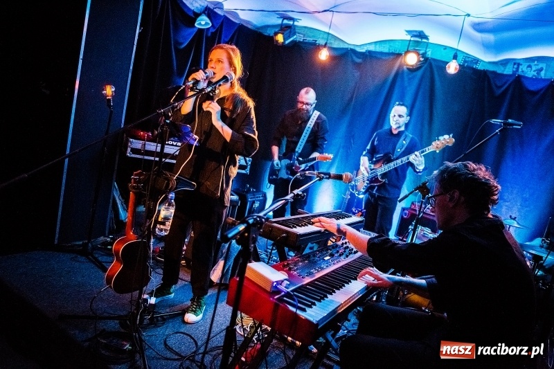 Zdjęcie w galerii na portalu naszraciborz.pl: Koncert zespołu Mikromusic na Końcu Świata wiadomości z regionu