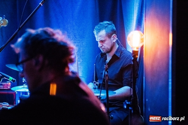 Zdjęcie w galerii na portalu naszraciborz.pl: Koncert zespołu Mikromusic na Końcu Świata wiadomości z regionu