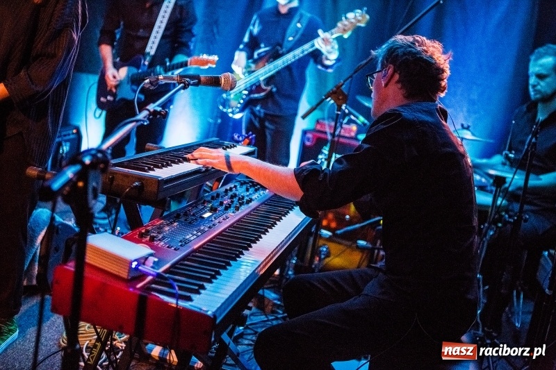Zdjęcie w galerii na portalu naszraciborz.pl: Koncert zespołu Mikromusic na Końcu Świata wiadomości z regionu