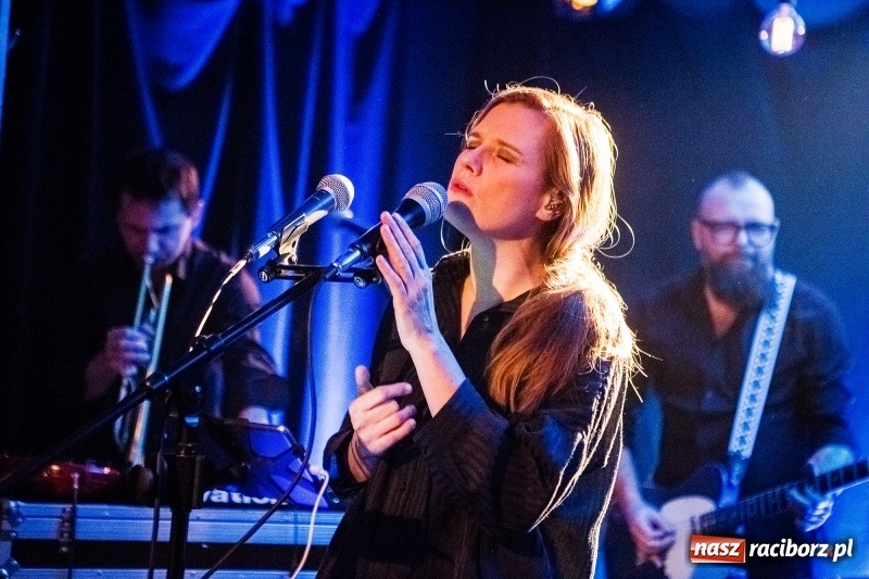 Zdjęcie w galerii na portalu naszraciborz.pl: Koncert zespołu Mikromusic na Końcu Świata wiadomości z regionu