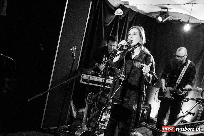 Zdjęcie w galerii na portalu naszraciborz.pl: Koncert zespołu Mikromusic na Końcu Świata wiadomości z regionu