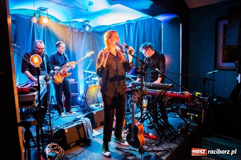 Zdjęcie w galerii na portalu naszraciborz.pl: Koncert zespołu Mikromusic na Końcu Świata wiadomości z regionu
