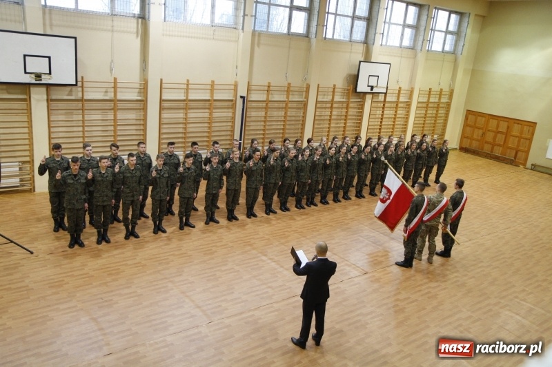 Zdjęcie w galerii na portalu naszraciborz.pl: Ślubowanie uczniów klas mundurowych w ZSOMS  wiadomości z regionu