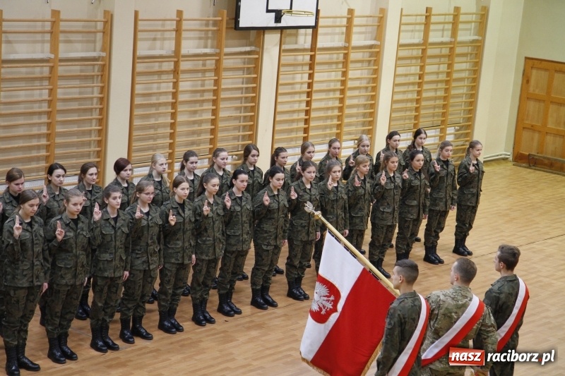 Zdjęcie w galerii na portalu naszraciborz.pl: Ślubowanie uczniów klas mundurowych w ZSOMS  wiadomości z regionu