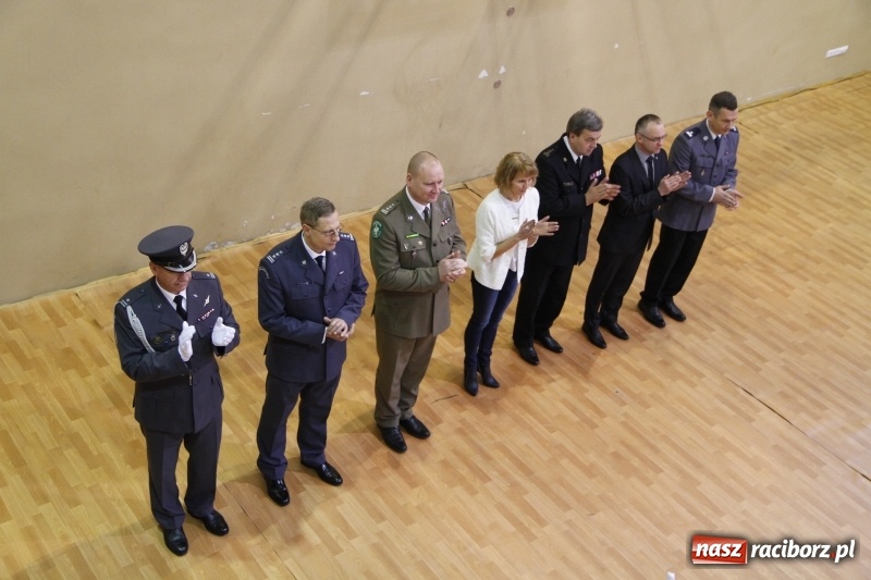 Zdjęcie w galerii na portalu naszraciborz.pl: Ślubowanie uczniów klas mundurowych w ZSOMS  wiadomości z regionu