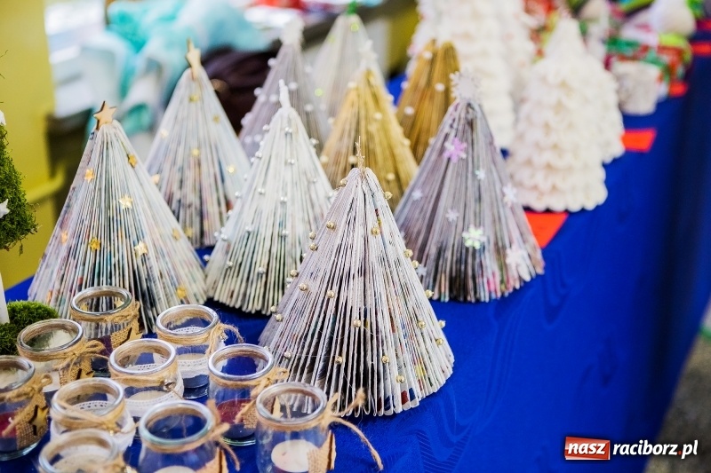 Zdjęcie w galerii na portalu naszraciborz.pl: Jarmark świąteczny i dzień otwarty w SP15 z Mateuszem Truszkiewiczem wiadomości z regionu