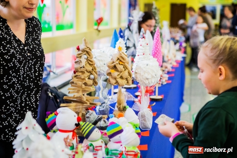 Zdjęcie w galerii na portalu naszraciborz.pl: Jarmark świąteczny i dzień otwarty w SP15 z Mateuszem Truszkiewiczem wiadomości z regionu