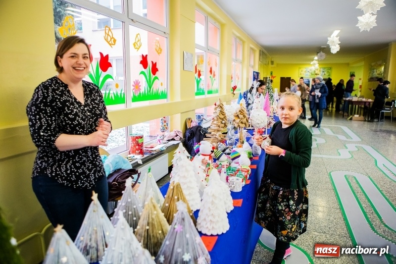 Zdjęcie w galerii na portalu naszraciborz.pl: Jarmark świąteczny i dzień otwarty w SP15 z Mateuszem Truszkiewiczem wiadomości z regionu