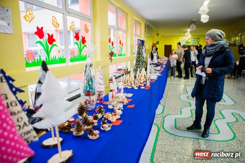 Zdjęcie w galerii na portalu naszraciborz.pl: Jarmark świąteczny i dzień otwarty w SP15 z Mateuszem Truszkiewiczem wiadomości z regionu