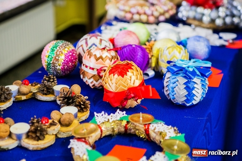 Zdjęcie w galerii na portalu naszraciborz.pl: Jarmark świąteczny i dzień otwarty w SP15 z Mateuszem Truszkiewiczem wiadomości z regionu